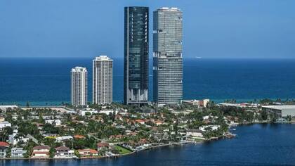 La torre Porsche Design, de color negro, situada en el centro, se inauguró en Miami en 2017
