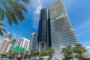 Este video muestra cómo los vecinos de la torre Porsche de Miami llegan con el auto al living de su casa en el piso 20