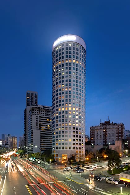 La torre Prourban, más conocida como "el rulero", en el extremo norte de la avenida 9 de Julio (crédito: MSGSSV)