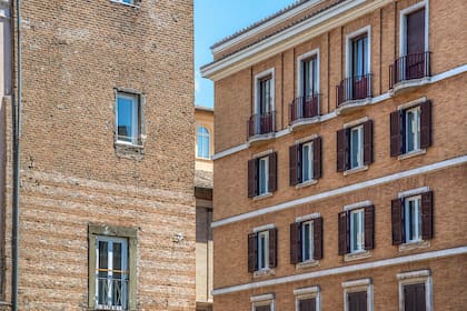 La Torre Sanguigna (Torre Sanguínea) es la protagonista de la Junior Suite y sus ladrillos medievales encierran un relato propio. Ubicada en el área lateral del edificio guarda buena parte de las leyendas del barrio.