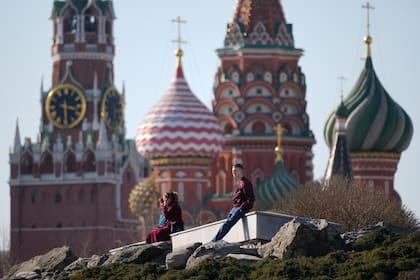 La torre Spasskaya del Kremlin y la catedral de San Basilio, símbolos del poder ruso (Archivo)