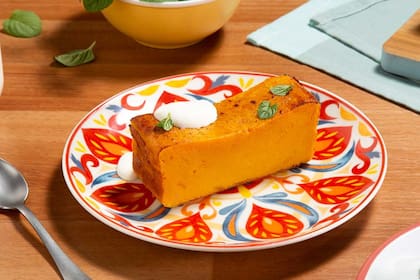 La torta de auyama venezolana es un postre tradicional, reconocido por su textura cremosa y la ausencia de corteza