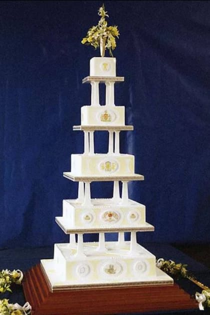 La torta de bodas de Andrés y Sarah, hecha de mazapán y ron, tenía unos cinco pisos y medía 1,68 metros