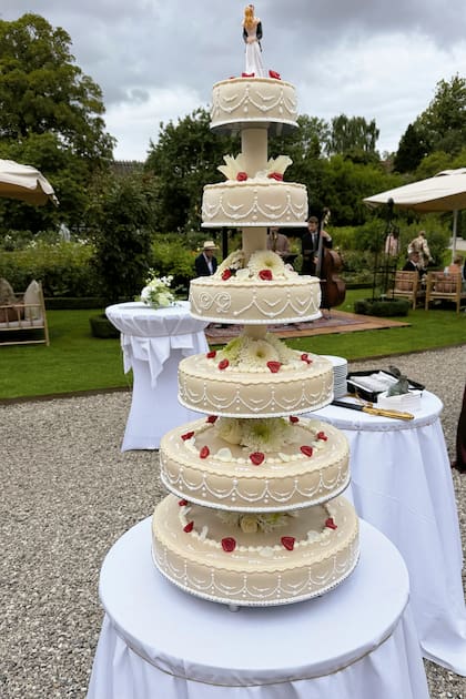 La torta de bodas de seis pisos pesó 15 kilogramos