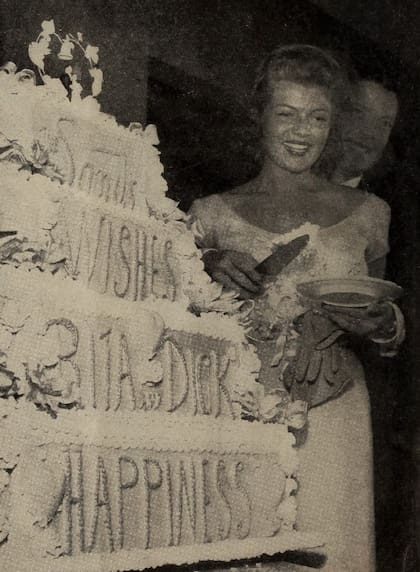 La torta de casamiento. Se mostraban como una pareja indestructible. Sin embargo, los altibajos en la relación eran una constante.