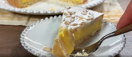 La torta de la abuela nació en Italia y está compuesta de masa de frolla y relleno de crema pastelera