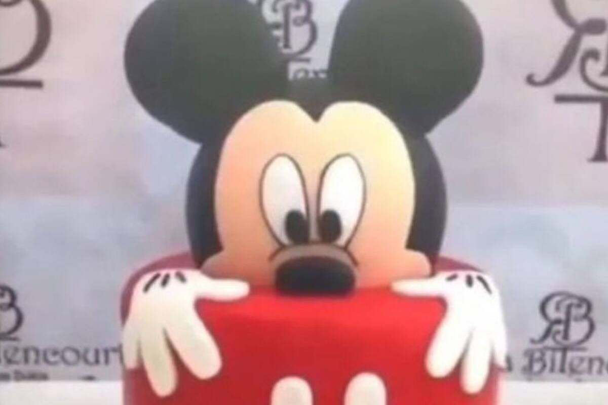 La torta de Mickey Mouse tal como la había imaginado un tiktoker colombiano, que finalmente recibió un modelo completamente diferente (Crédito: Captura de video TikTok)
