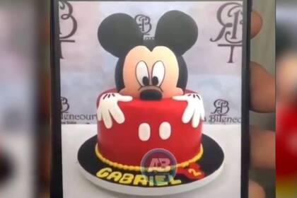 La torta de Mickey Mouse tal como la había imaginado un tiktoker colombiano, que finalmente recibió un modelo completamente diferente