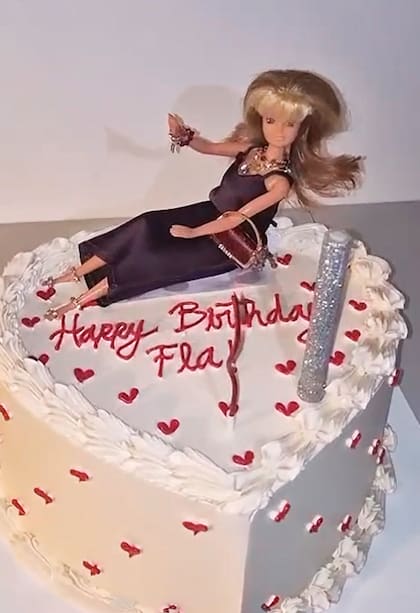 La torta estaba decorada con una muñeca original de Flavia, de sus tiempos de La ola está de fiesta, a la que le lavaron y cortaron el pelo, le hicieron un vestido lencero a medida y Gabriela Capucci se ocupó de los miniaccesorios