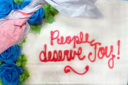 La torta no incluye la palabra "trans", pero se dejó un espacio, junto con glaseado extra para que los clientes pudieran escribirla