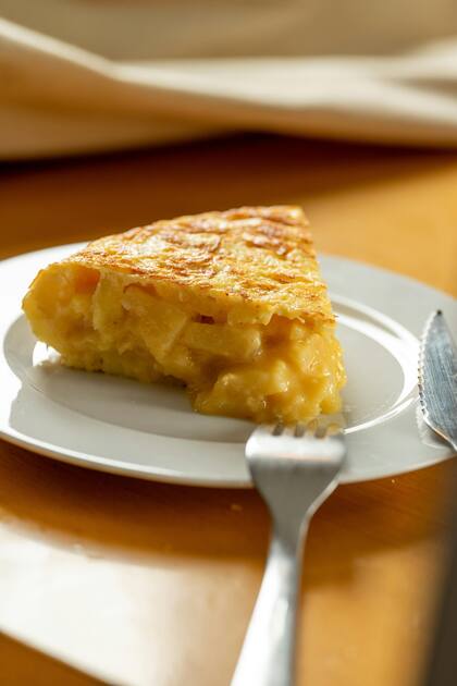La tortilla de papas es de origen español y si bien se hace en la sartén, también podés intentar cocinarla en el microondas