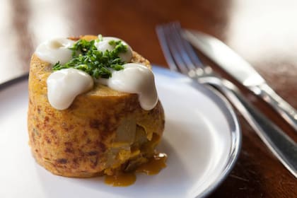 La tortilla de Toledo lleva papas confitadas, cebollas caramelizadas y sólo yemas pasteurizadas.