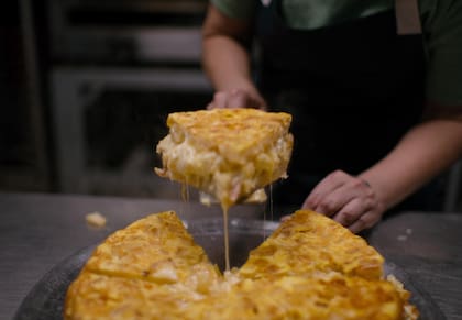 La tortilla rellena de jamón y queso es el plato estrella de las chicas de la 3, en el Mercado Central.