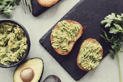 La tostada de palta contiene grasas sanas que aumentan el colesterol bueno (HDL)