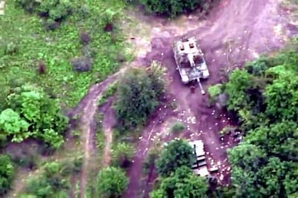 La total aniquilación de dos tanques insignia rusos, modelo 2S19 MSTA-, a manos de la fuerza aérea ucraniana en la región del Donbass