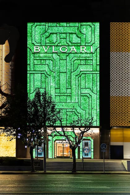 La totémica fachada color jade de Bvlgari, creada por el estudio MVRDV con botellas de champagne recicladas en Shanghái.