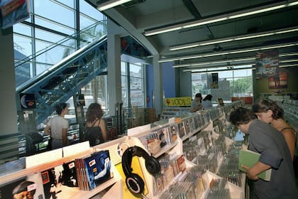 La Tower Records de Cabildo y Juramento. Las bateas de la disquería contaban con una oferta de CD poco común en el país