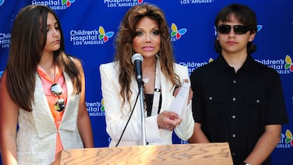 La Toya Jackson junto a dos de los hijos del cantante, Paris y Prince I