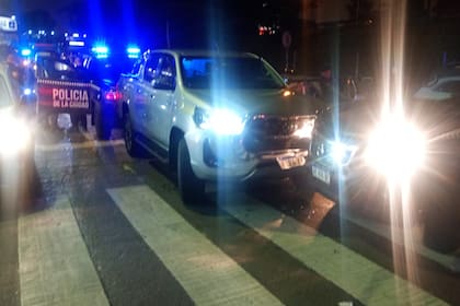La Toyota Hilux robada, tras el choque con un móvil de la Policía de la Ciudad en Liniers