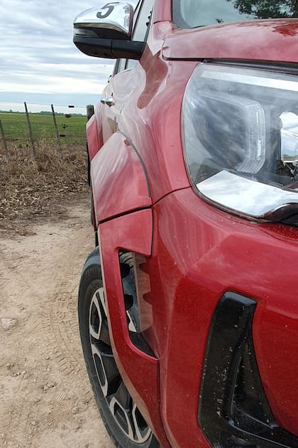 La Toyota Hilux SRX tiene unos difusores de aire en el guardabarros y paragolpes