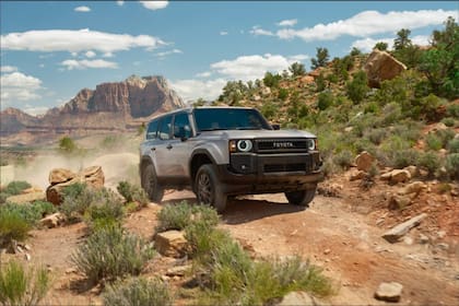 La Toyota Land Cruiser tiene un motor híbrido gas-eléctrico con una potencia combinada de 326 caballos