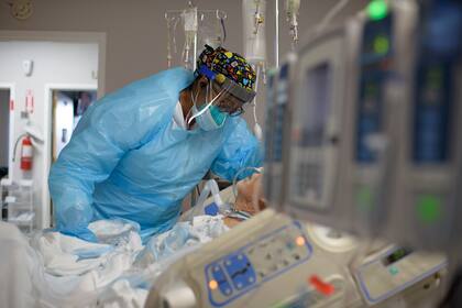 La trabajadora de la salud Demetra Ransom consuela a un paciente en la sala Covid-19 del United Memorial Medical Center en Houston, Texas, el 4 de diciembre de 2020
