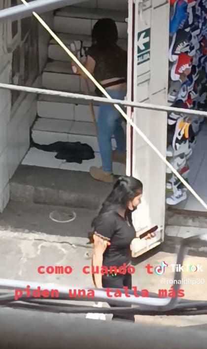 La trabajadora estaba a dos tiendas de donde tenía que entregar el zapato y aplicó un controvertido truco
