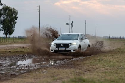 La tracción AWD 4x4 y el gran torque permiten afrontar el barro y otras superficies fuera del asfalto con solvencia