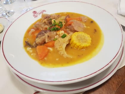 La tradicional confitería de Almagro servirá locro, chocolate con churros y pastelitos.