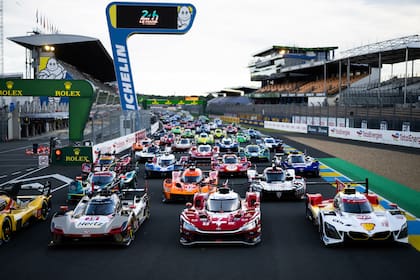 La tradicional foto con todos los autos que participarán en las 24 Horas de Le Mans; Ferrari ganó las tres últimas veces, aunque la Scuderia no enseñó velocidad en la Hyperpole y su mejor auto marcó el octavo mejor tiempo