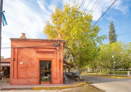 La tradicional heladería y cafetería Trevi, sin ochava, en la esquina de Moreno y Urcelay, frente a la plaza San Martín