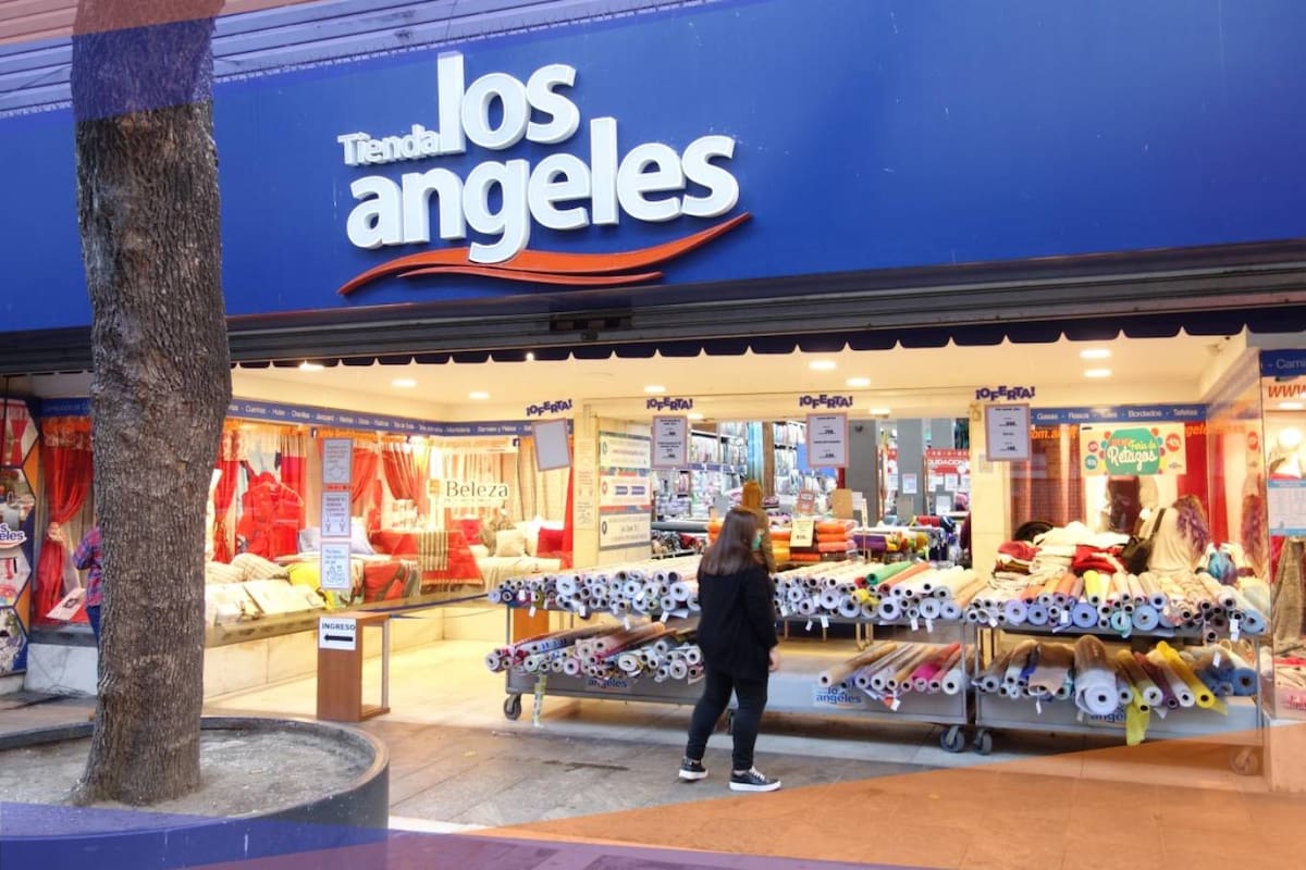 La tradicional tienda de venta de telas Los Ángeles, ubicada en la peatonal de la ciudad de Córdoba, fue robada en la madrugada del domingo por cuatro individuos ue fueron detenidos