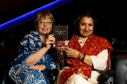 La traductora Daisy Rockwell junto a la autora Geetanjali Shree, ganadoras del Booker Prize, por "Tomb of Sand"