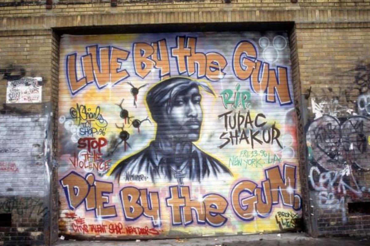 La trágica muerte de Tupac contribuyó a elevar al rapero de figura principal del gangsta rap a ícono cultural. Este mural de 1997 en Nueva York (hoy desaparecido), creado por Andre Charles, fue muestra de ello