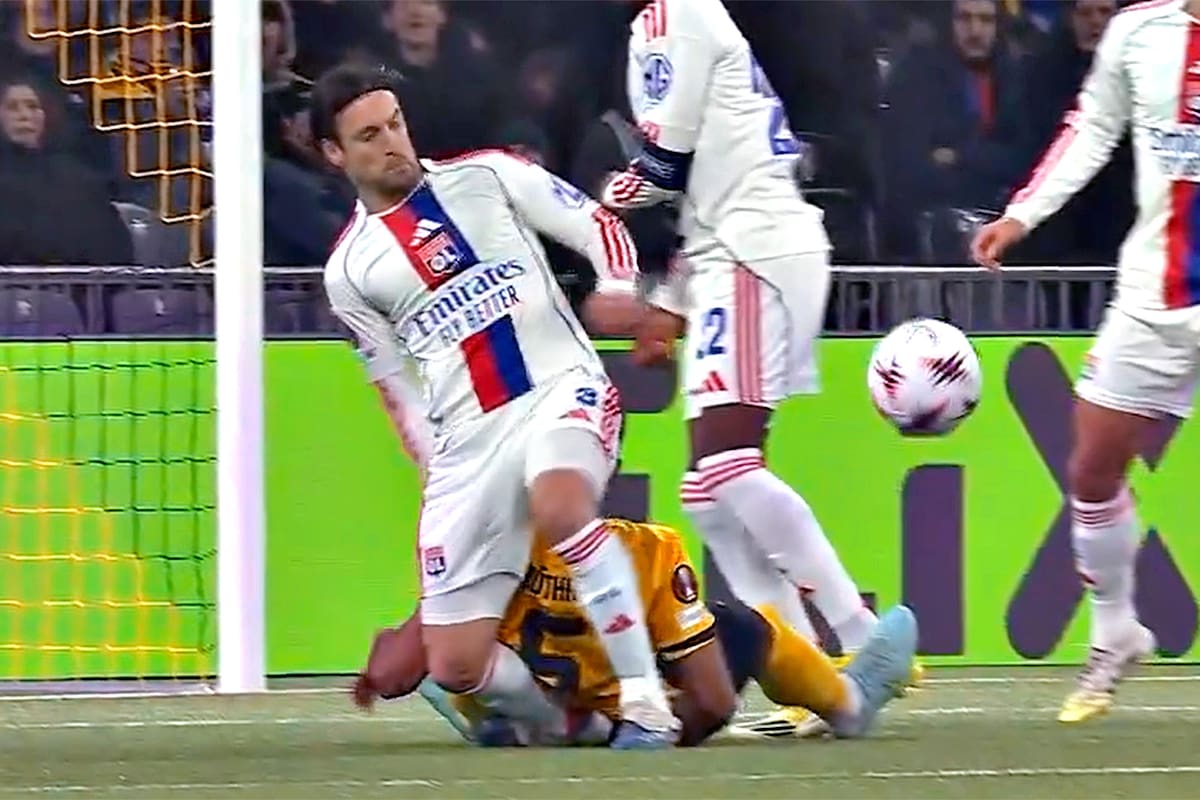 La traicionera torcedura que sufrió Nicolás Tagliafico en el primer tiempo de Young Boys y Lyon, en Suiza