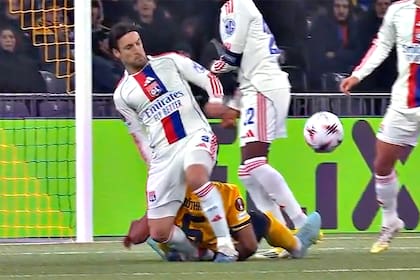 La traicionera torcedura que sufrió Nicolás Tagliafico en el primer tiempo de Young Boys y Lyon, en Suiza