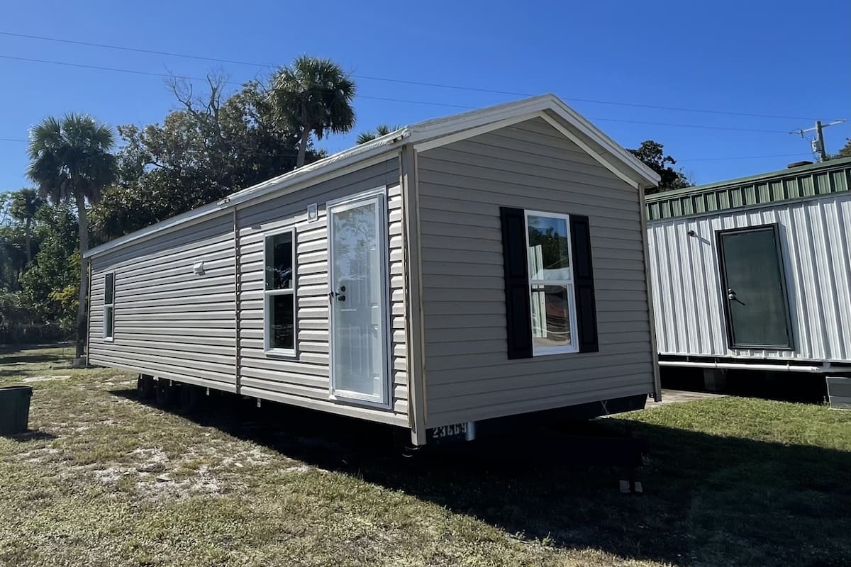 La “traila” suele incluir llantas, puede ser remolcada y ofrece espacios básicos como habitación, cocina y baño