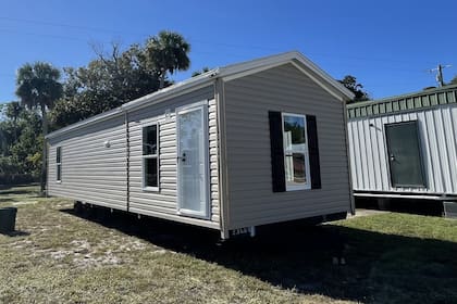 La “traila” suele incluir llantas, puede ser remolcada y ofrece espacios básicos como habitación, cocina y baño