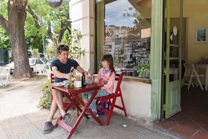 La tranquila esquina con mesas afuera es perfecta para probar platos caseros y saludables en un ambiente de amigos.