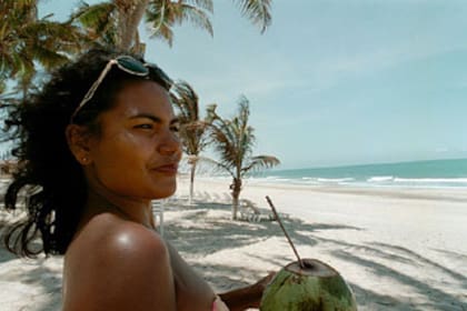 La tranquilidad de las tres playas de Arraial es ideal para broncearse y saborear un coco refrescante
