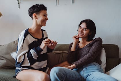 La transferencia espontánea de rasgos refiere a que cuando una persona está hablando mal de alguien, el que lo escucha, le atribuye al emisor del mensaje las mismas características que este menciona de otro