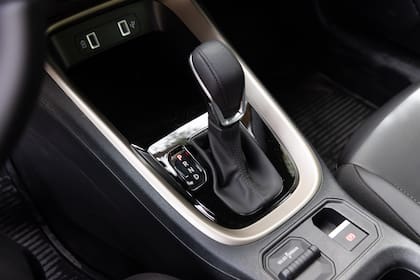 La transmisión es automática CVT con siete marchas