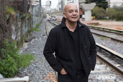 La trayectoria desde aquellos años ochenta, con rastas al frente de Los Pericos, a un presente con proyectos tan disímiles como armar una big band o una marca de cerveza artesanal