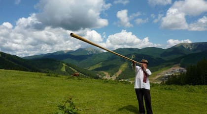 La trembita, un cuerno de madera, que forma parte de la música popular ucraniana.