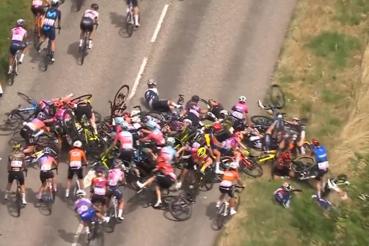 La tremenda caída de casi la mitad del pelotón, que dejó varias ciclistas heridas y una hospitalizada