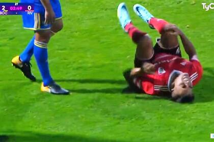 La tremenda patada del Chelo Delgado a Ledesma en el Boca-River versión senior