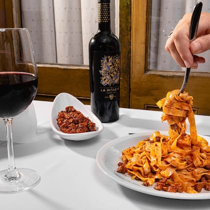 La tríada perfecta espera en cualquiera de las dos sucursales de Il Matterello: rica pasta, salsas generosas y buen vino.