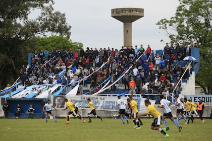 La tribuna del Club Atlético Victoriano Arenas, de celeste y blanco