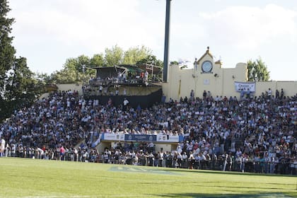 La tribuna principal de La Catedral, con hinchas de ambos clubes: allí revivirá este sábado el clásico de San Isidro, una fiesta del rugby.