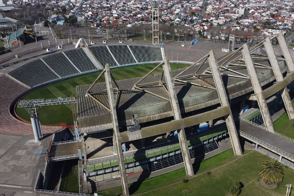 La tribuna techada va a cumplir tres años de clausura por el riesgoso estado de su cubierta, pero el estadio José María Minella sigue siendo utilizado por los clubes de fútbol locales.